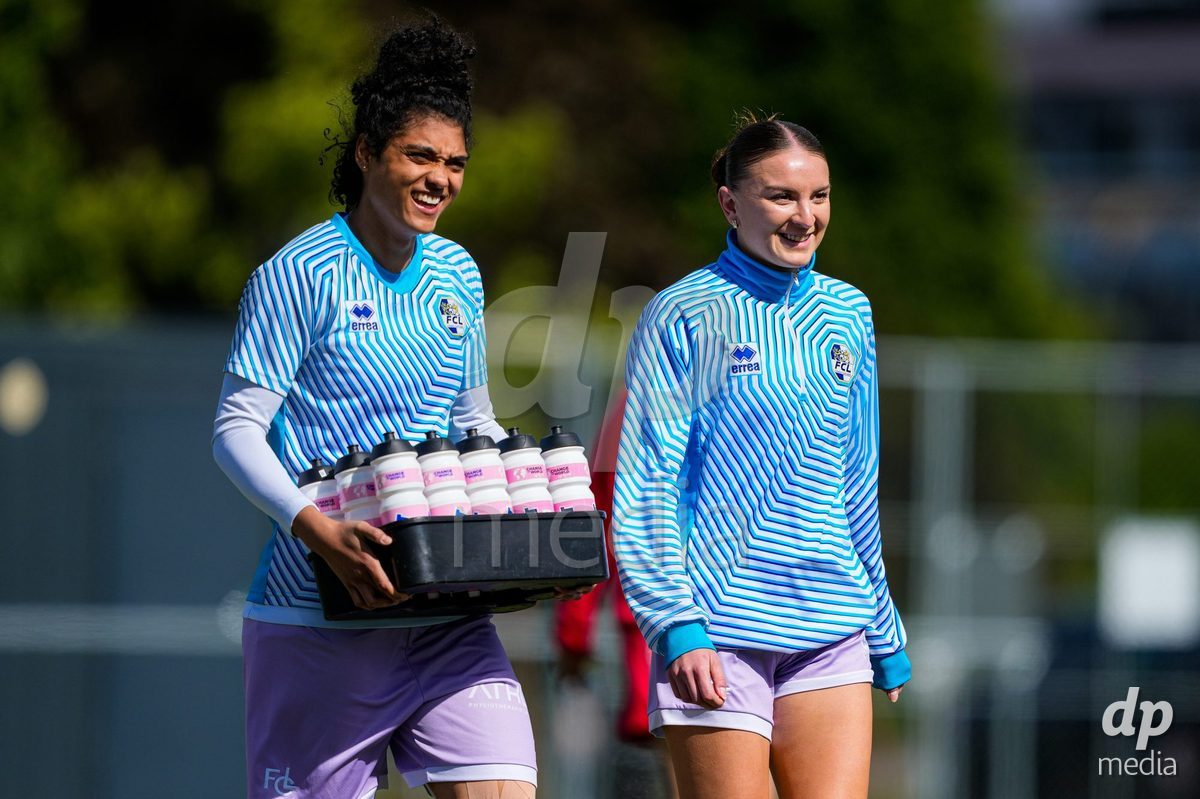 Schweiz: AXA Women's Super League 2025/26, FC Sion Feminin vs FC Luzern - Terrain Synthetique Ancien Stand, Sion: Aldiana Amuchie (FCL) mit Gentiana Fetaj (9 FCL)