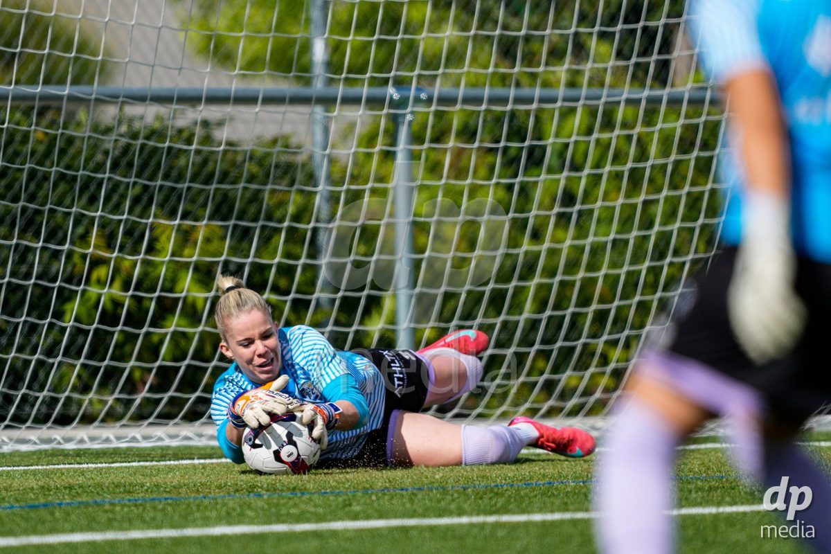 Schweiz: AXA Women's Super League 2025/26, FC Sion Feminin vs FC Luzern - Terrain Synthetique Ancien Stand, Sion: Laura Schneider (Torhüterin 45 FCL)