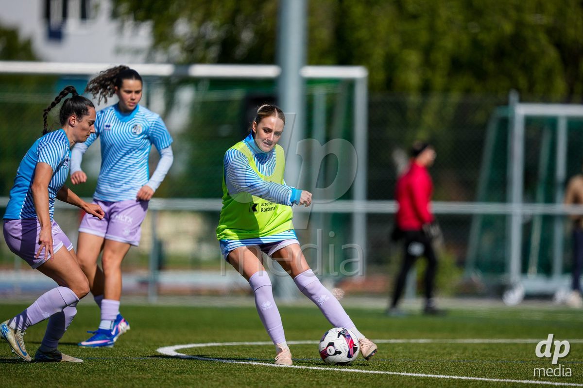 Schweiz: AXA Women's Super League 2025/26, FC Sion Feminin vs FC Luzern - Terrain Synthetique Ancien Stand, Sion: Chantal Ruf (10 FCL), Cristina Carp (28 FCL) mit Alyssa Keller (99 FCL)