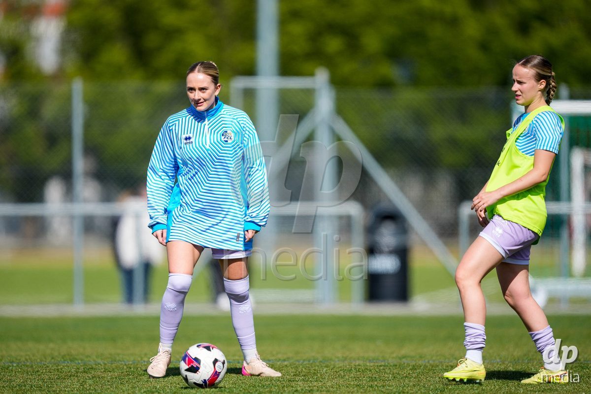 Schweiz: AXA Women's Super League 2025/26, FC Sion Feminin vs FC Luzern - Terrain Synthetique Ancien Stand, Sion: Chantal Ruf (10 FCL) mit Barbara Reger (16 FCL)
