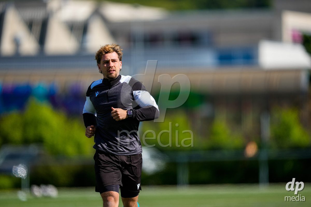 Schweiz: AXA Women's Super League 2025/26, FC Sion Feminin vs FC Luzern - Terrain Synthetique Ancien Stand, Sion: Schiedsrichter Elliott Furblur vor dem Spiel