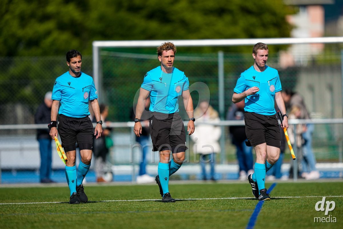 Schweiz: AXA Women's Super League 2025/26, FC Sion Feminin vs FC Luzern - Terrain Synthetique Ancien Stand, Sion: Schiedsrichter Elliott Furblur (Mitte), Linienrichter 1 Lars Tschannen (Rechts) und Linienrichter 2 Sergio Moreno Romero (Links)