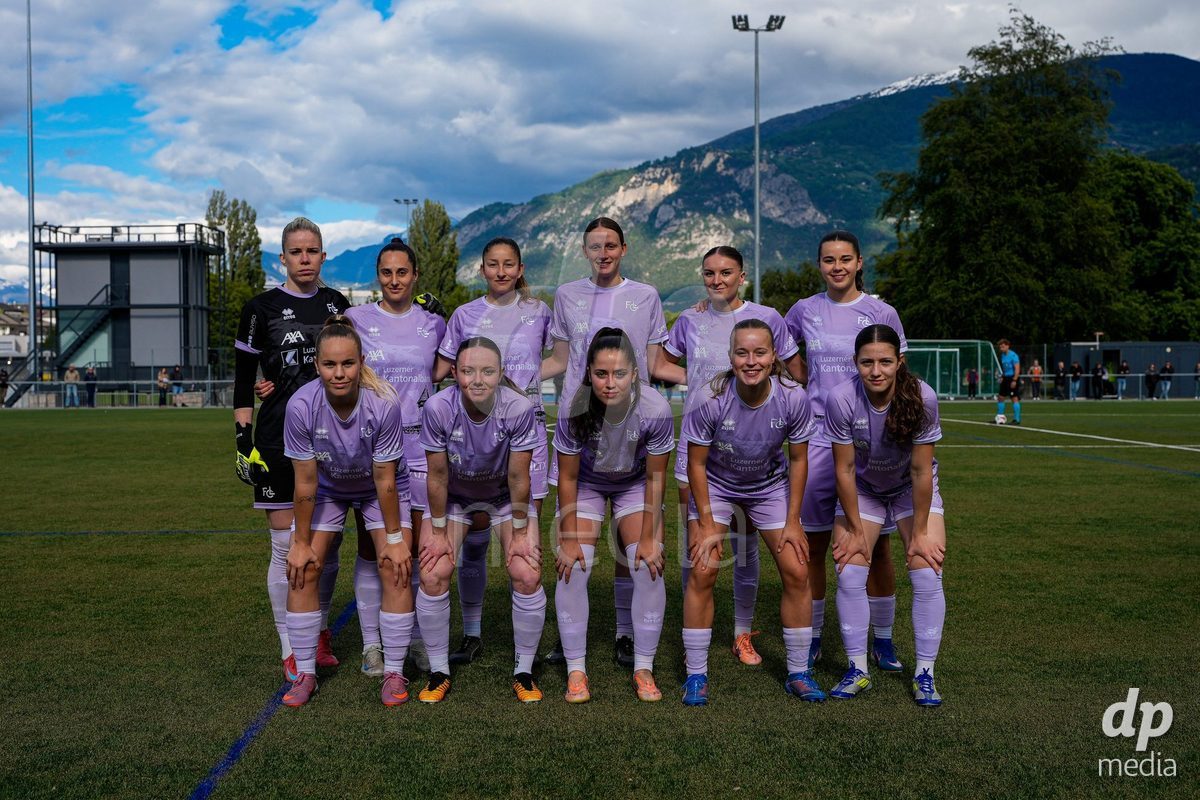 Schweiz: AXA Women's Super League 2025/26, FC Sion Feminin vs FC Luzern - Terrain Synthetique Ancien Stand, Sion: Jamie Kenel (8 FCL), Chiara Schmid (38 FCL), Fiona Sperlich (22 FCL), Melissa Rondalli (21 FCL), Laura Schneider (Torhüterin 45 FCL), Ramona Schallberger (36 FCL), Cristina Carp (28 FCL), Lena Wälti - Lena Walti (3 FCL), Gentiana Fetaj (9 FCL), Alyssa Keller (99 FCL) mit Lynn Häring - Lynn Haring (39 FCL)