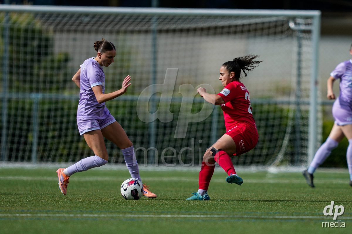 Schweiz: AXA Women's Super League 2025/26, FC Sion Feminin vs FC Luzern - Terrain Synthetique Ancien Stand, Sion: Gentiana Fetaj (9 FCL) im Duell mit Kenza Abidi (26 FC Sion)