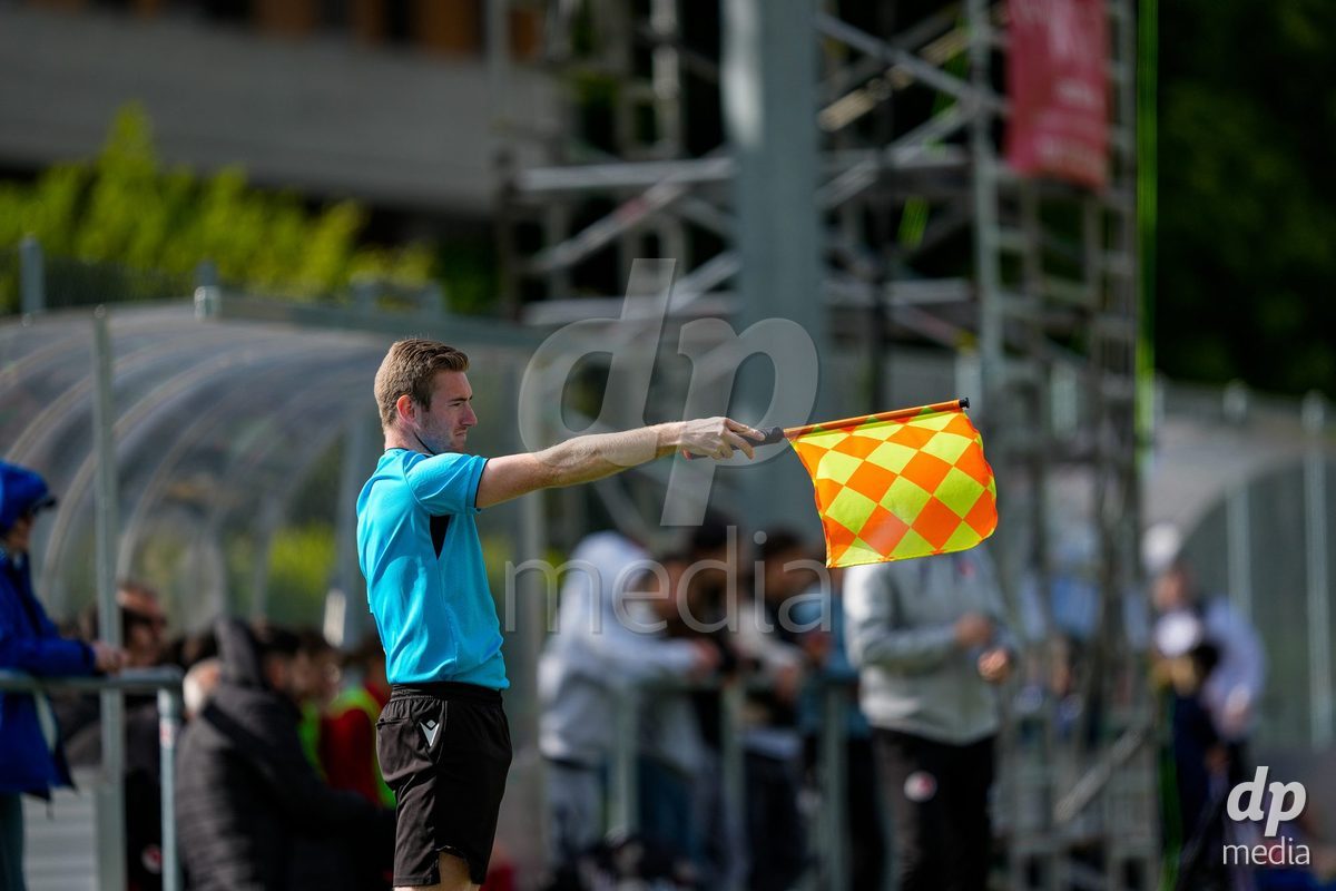 Schweiz: AXA Women's Super League 2025/26, FC Sion Feminin vs FC Luzern - Terrain Synthetique Ancien Stand, Sion: Linienrichter 1 Lars Tschannen