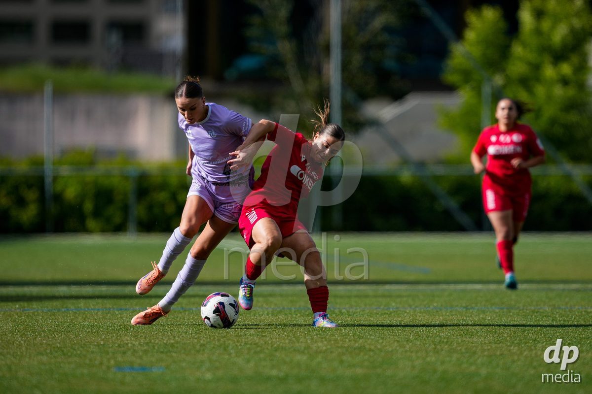 Schweiz: AXA Women's Super League 2025/26, FC Sion Feminin vs FC Luzern - Terrain Synthetique Ancien Stand, Sion: Gentiana Fetaj (9 FCL) im Duell mit Nina Gwenael Richard (45 FC Sion)