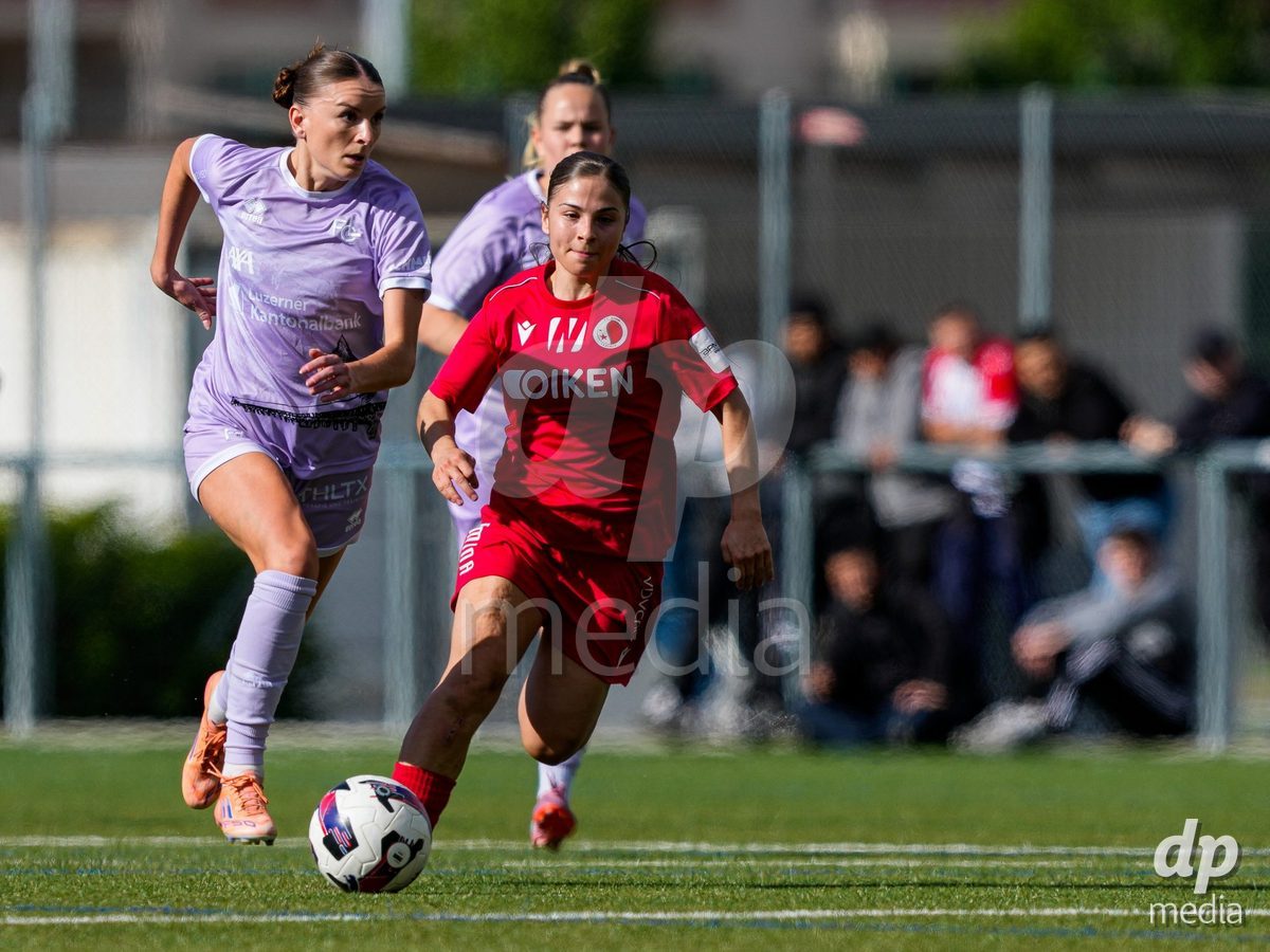 Schweiz: AXA Women's Super League 2025/26, FC Sion Feminin vs FC Luzern - Terrain Synthetique Ancien Stand, Sion: Gentiana Fetaj (9 FCL) im Duell mit Nina Gwenael Richard (45 FC Sion)