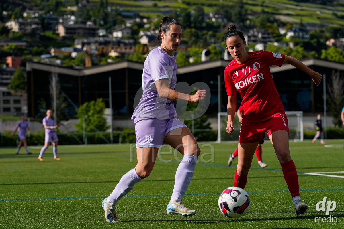 Schweiz: AXA Women's Super League 2025/26, FC Sion Feminin vs FC Luzern - Terrain Synthetique Ancien Stand, Sion: Matilde Figueiras Varzea (27 FC Sion) gegen Cristina Carp (28 FCL)