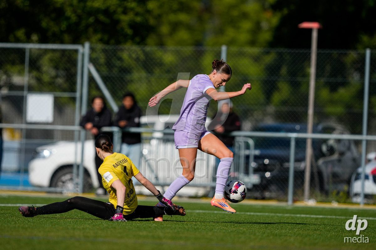 Schweiz: AXA Women's Super League 2025/26, FC Sion Feminin vs FC Luzern - Terrain Synthetique Ancien Stand, Sion: Gentiana Fetaj (9 FCL) gegen Torhüterin Elise Rebord (1 FC Sion)