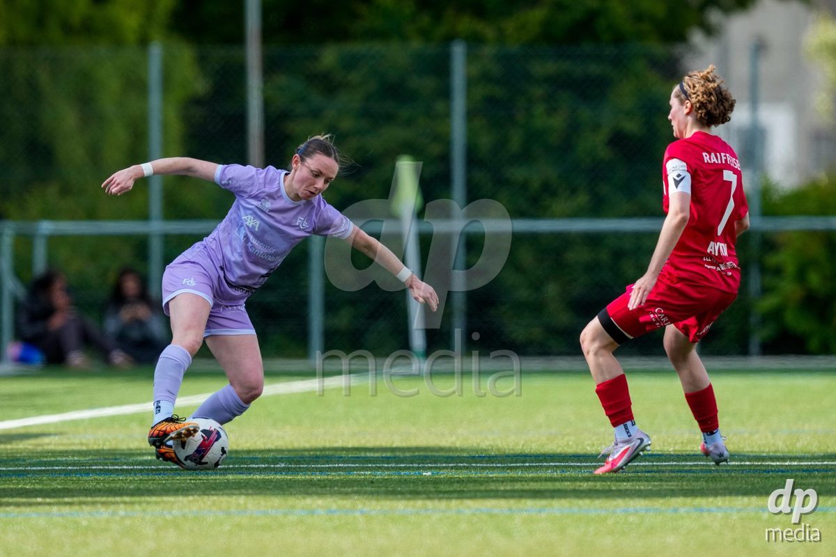 Schweiz: AXA Women's Super League 2025/26, FC Sion Feminin vs FC Luzern - Terrain Synthetique Ancien Stand, Sion: Chiara Schmid (38 FCL) im Duell mit Rahel Sager (7 FCL)