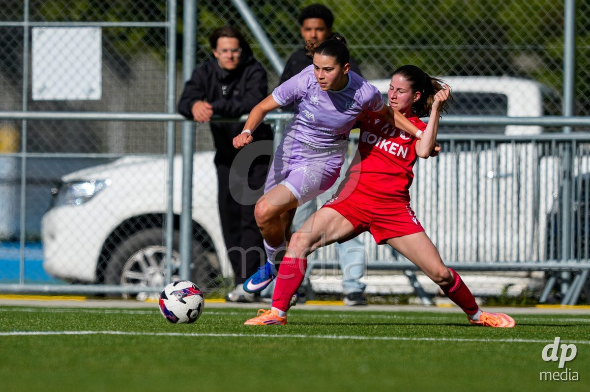 Schweiz: AXA Women's Super League 2025/26, FC Sion Feminin vs FC Luzern - Terrain Synthetique Ancien Stand, Sion: Alyssa Keller (99 FCL) im Duell mit Lea Gay-Crosier (25 FC Sion)