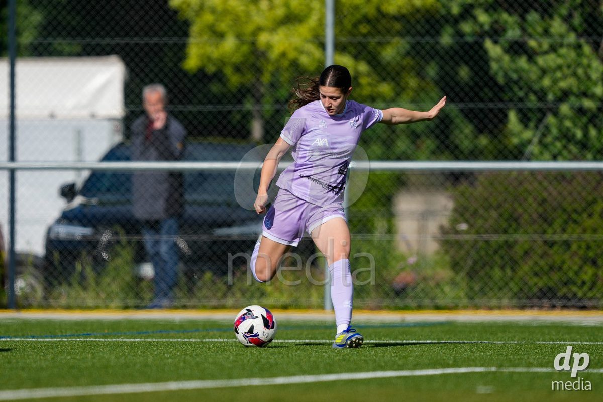 Schweiz: AXA Women's Super League 2025/26, FC Sion Feminin vs FC Luzern - Terrain Synthetique Ancien Stand, Sion: Ramona Schallberger (36 FCL) mit dem Pass zum 0:1 für Luzern