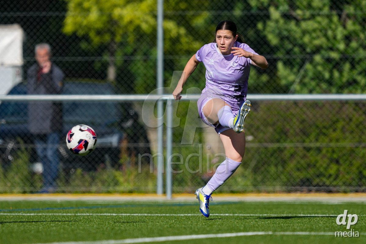 Schweiz: AXA Women's Super League 2025/26, FC Sion Feminin vs FC Luzern - Terrain Synthetique Ancien Stand, Sion: Ramona Schallberger (36 FCL) mit dem Pass zum 0:1 für Luzern