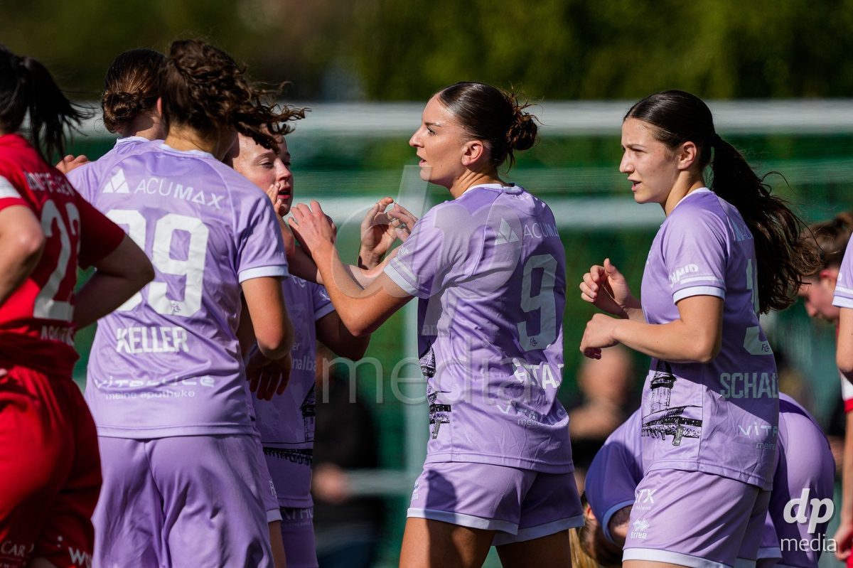 Schweiz: AXA Women's Super League 2025/26, FC Sion Feminin vs FC Luzern - Terrain Synthetique Ancien Stand, Sion: Gentiana Fetaj (9 FCL) jubelt nach ihrem Tor zum 0:1 mit dem Team