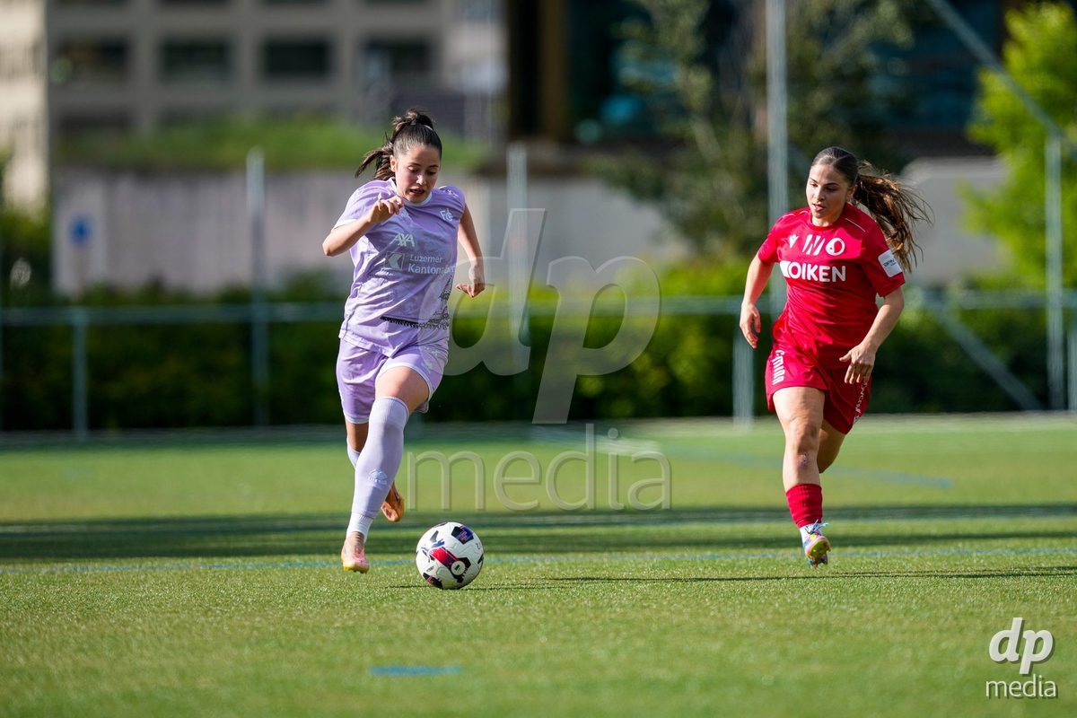 Schweiz: AXA Women's Super League 2025/26, FC Sion Feminin vs FC Luzern - Terrain Synthetique Ancien Stand, Sion: Melissa Rondalli (21 FCL) im Duell mit Nina Gwenael Richard (45 FC Sion)