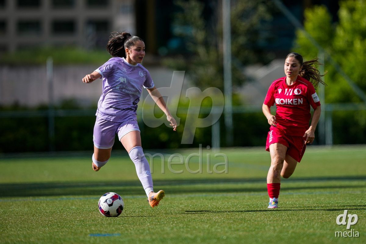 Schweiz: AXA Women's Super League 2025/26, FC Sion Feminin vs FC Luzern - Terrain Synthetique Ancien Stand, Sion: Melissa Rondalli (21 FCL) im Duell mit Nina Gwenael Richard (45 FC Sion)