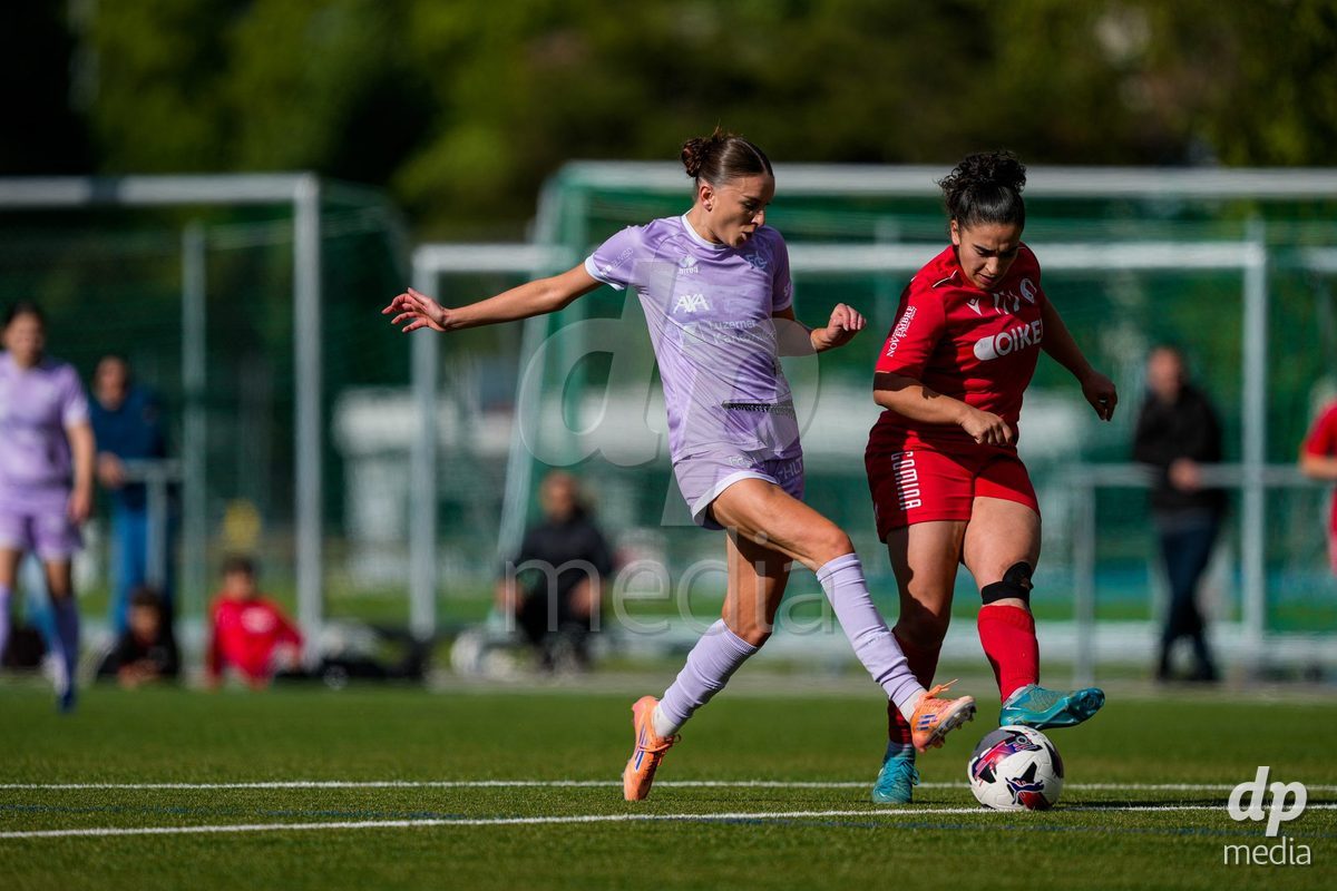 Schweiz: AXA Women's Super League 2025/26, FC Sion Feminin vs FC Luzern - Terrain Synthetique Ancien Stand, Sion: Gentiana Fetaj (9 FCL) im Duell mit Kenza Abidi (26 FC Sion)