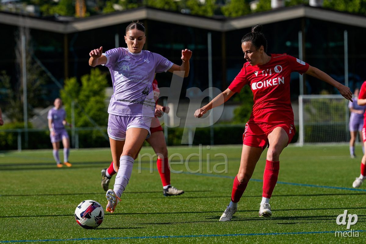 Schweiz: AXA Women's Super League 2025/26, FC Sion Feminin vs FC Luzern - Terrain Synthetique Ancien Stand, Sion: Matilde Figueiras Varzea (27 FC Sion) gegen Gentiana Fetaj (9 FCL)