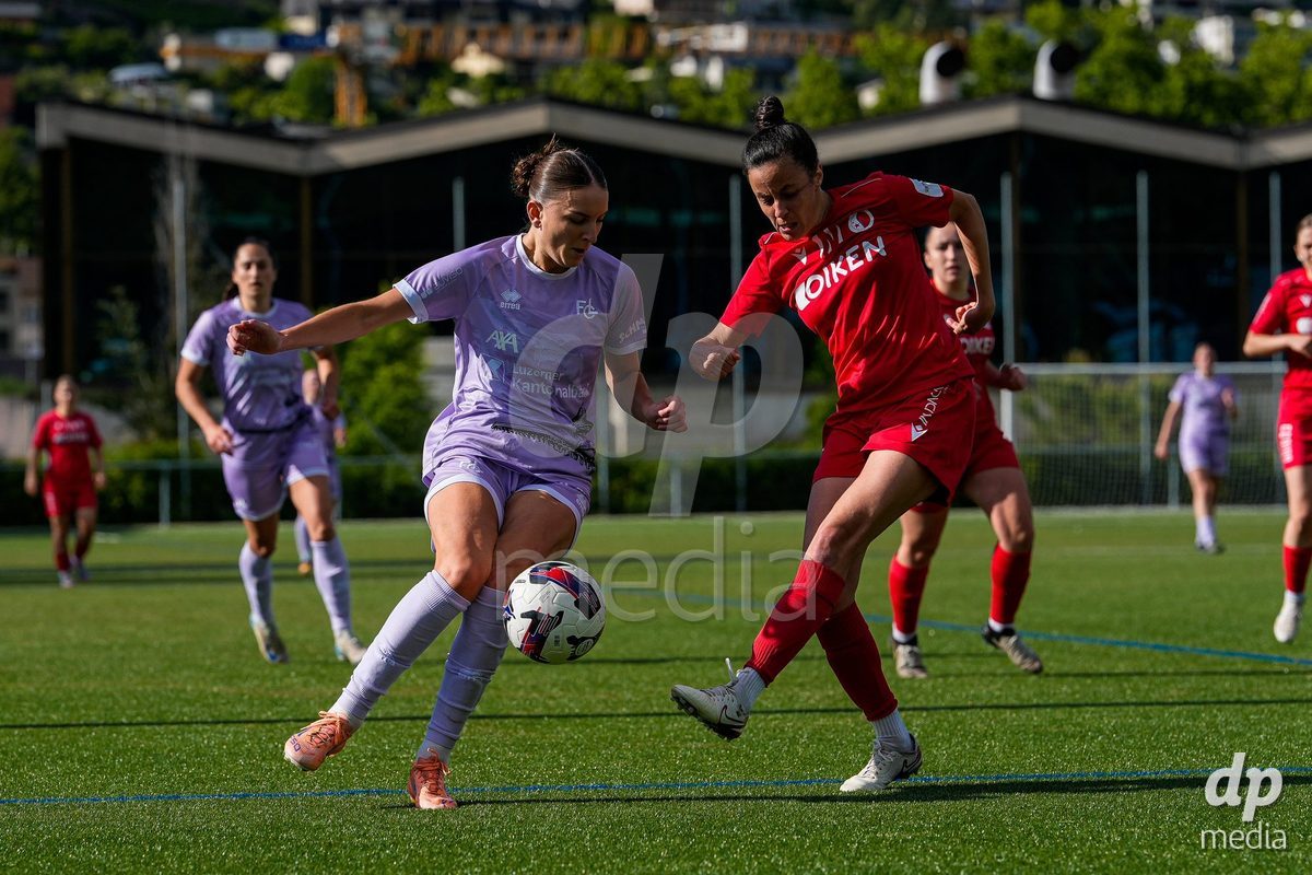 Schweiz: AXA Women's Super League 2025/26, FC Sion Feminin vs FC Luzern - Terrain Synthetique Ancien Stand, Sion: Matilde Figueiras Varzea (27 FC Sion) gegen Gentiana Fetaj (9 FCL)