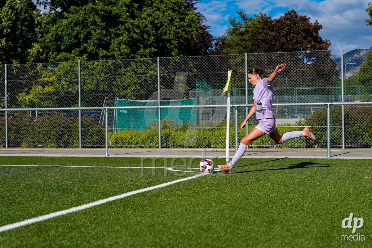 Schweiz: AXA Women's Super League 2025/26, FC Sion Feminin vs FC Luzern - Terrain Synthetique Ancien Stand, Sion: Gentiana Fetaj (9 FCL) mit einem Eckball