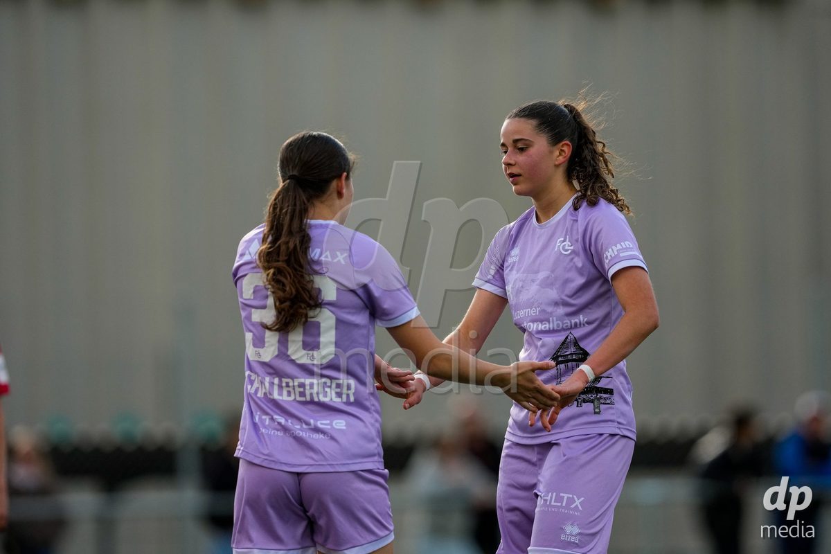 Schweiz: AXA Women's Super League 2025/26, FC Sion Feminin vs FC Luzern - Terrain Synthetique Ancien Stand, Sion: Ramona Schallberger (36 FCL) jubelt nach ihrem Tor Alyssa Keller (99 FCL)