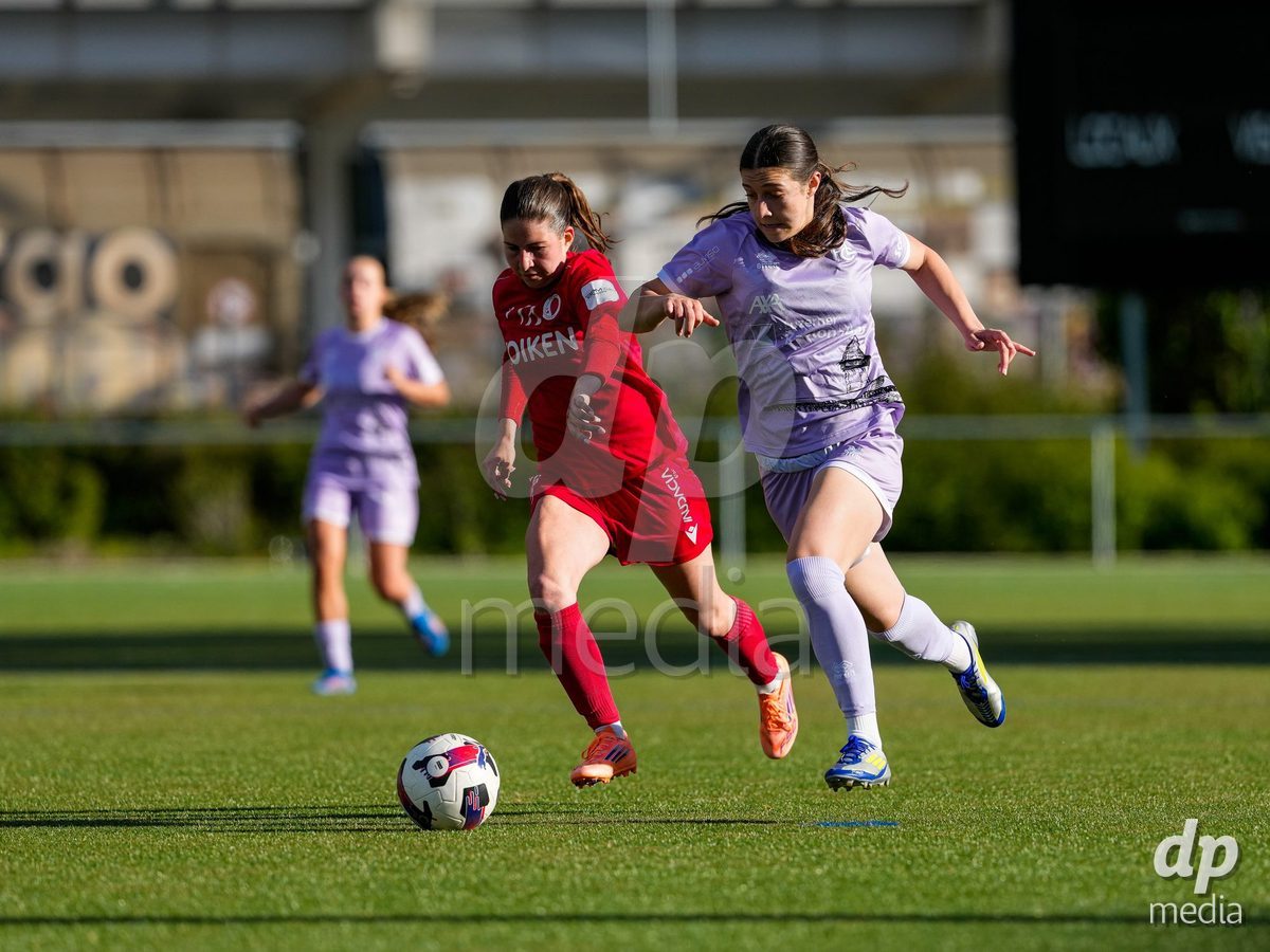 Schweiz: AXA Women's Super League 2025/26, FC Sion Feminin vs FC Luzern - Terrain Synthetique Ancien Stand, Sion: Ramona Schallberger (36 FCL) im Duell mit Lea Gay-Crosier (25 FC Sion)