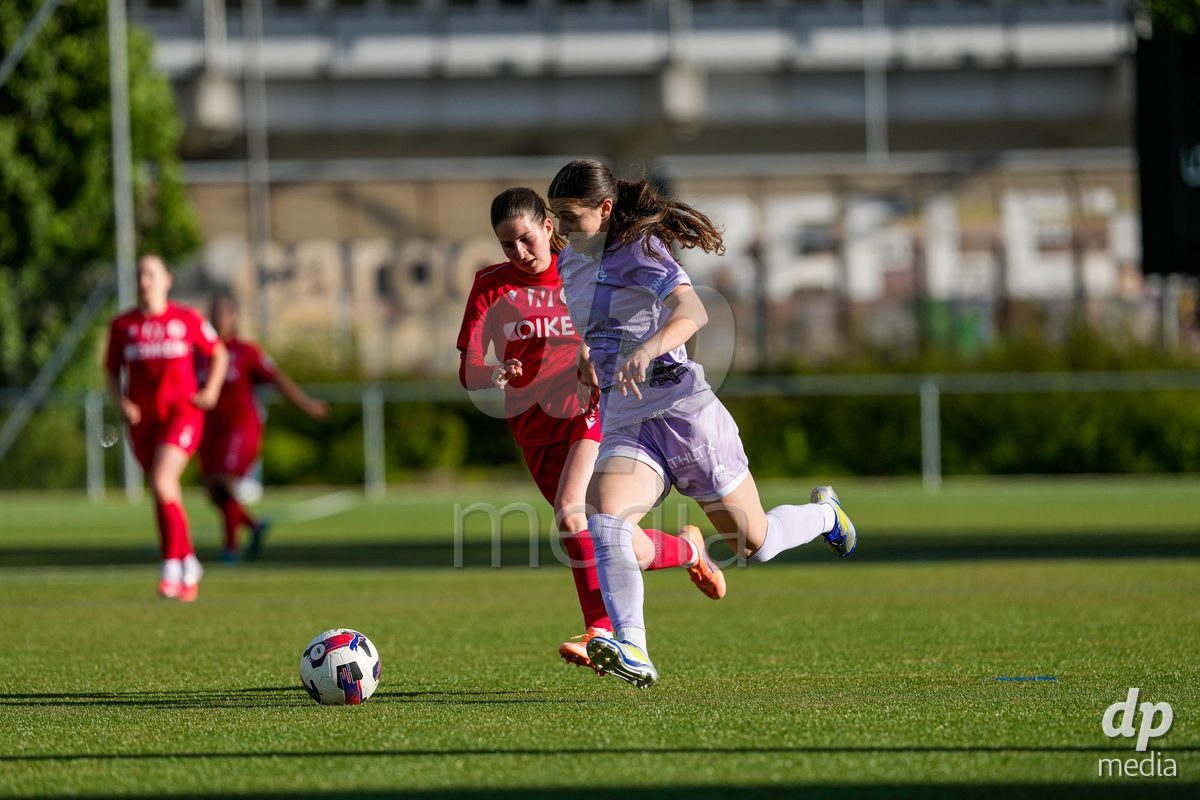 Schweiz: AXA Women's Super League 2025/26, FC Sion Feminin vs FC Luzern - Terrain Synthetique Ancien Stand, Sion: Ramona Schallberger (36 FCL) im Duell mit Lea Gay-Crosier (25 FC Sion)