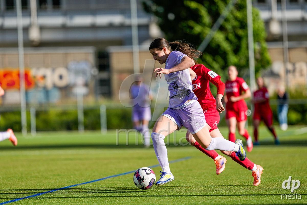 Schweiz: AXA Women's Super League 2025/26, FC Sion Feminin vs FC Luzern - Terrain Synthetique Ancien Stand, Sion: Ramona Schallberger (36 FCL) im Duell mit Lea Gay-Crosier (25 FC Sion)