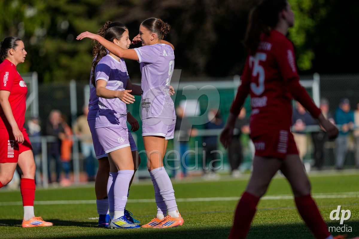 Schweiz: AXA Women's Super League 2025/26, FC Sion Feminin vs FC Luzern - Terrain Synthetique Ancien Stand, Sion: Ramona Schallberger (36 FCL) jubelt nach ihrem Tor zum 1:3 mit Gentiana Fetaj (9 FCL)