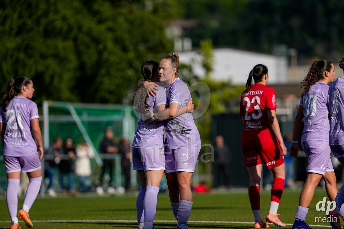 Schweiz: AXA Women's Super League 2025/26, FC Sion Feminin vs FC Luzern - Terrain Synthetique Ancien Stand, Sion: Ramona Schallberger (36 FCL) jubelt nach ihrem Tor zum 1:3 mit Jamie Kenel (8 FCL)
