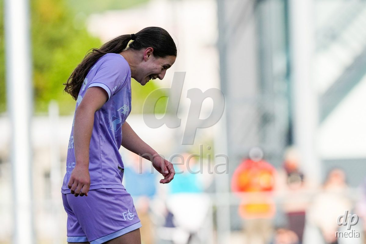 Schweiz: AXA Women's Super League 2025/26, FC Sion Feminin vs FC Luzern - Terrain Synthetique Ancien Stand, Sion: Ramona Schallberger (36 FCL) lacht nach ihrem Tor zum 1:4