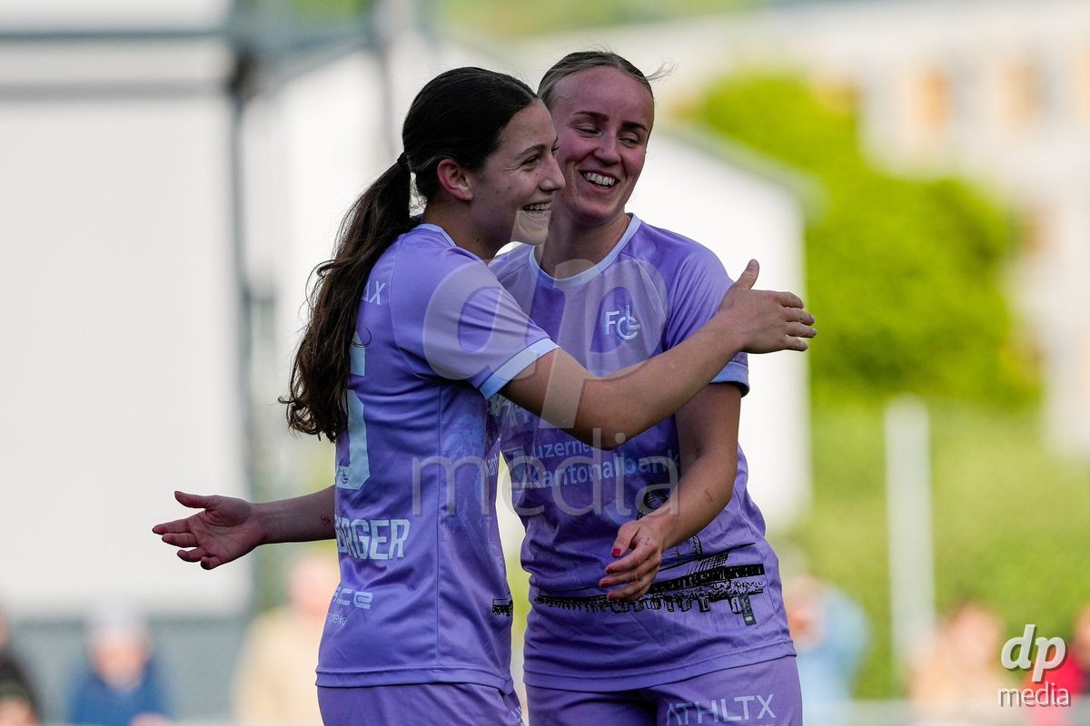 Schweiz: AXA Women's Super League 2025/26, FC Sion Feminin vs FC Luzern - Terrain Synthetique Ancien Stand, Sion: Ramona Schallberger (36 FCL) jubelt nach ihrem Tor zum 1:4 mit Barbara Reger (16 FCL)
