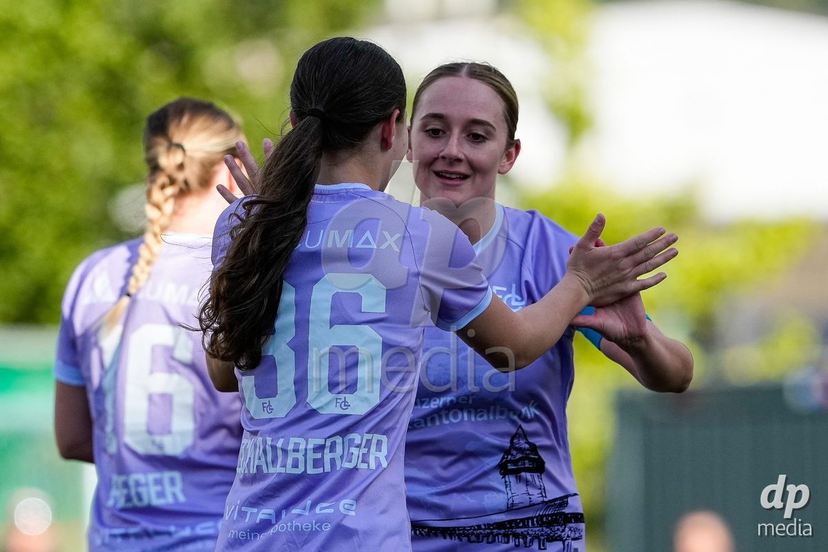 Schweiz: AXA Women's Super League 2025/26, FC Sion Feminin vs FC Luzern - Terrain Synthetique Ancien Stand, Sion: Ramona Schallberger (36 FCL) jubelt nach ihrem Tor zum 1:4 mit Chantal Ruf (10 FCL)