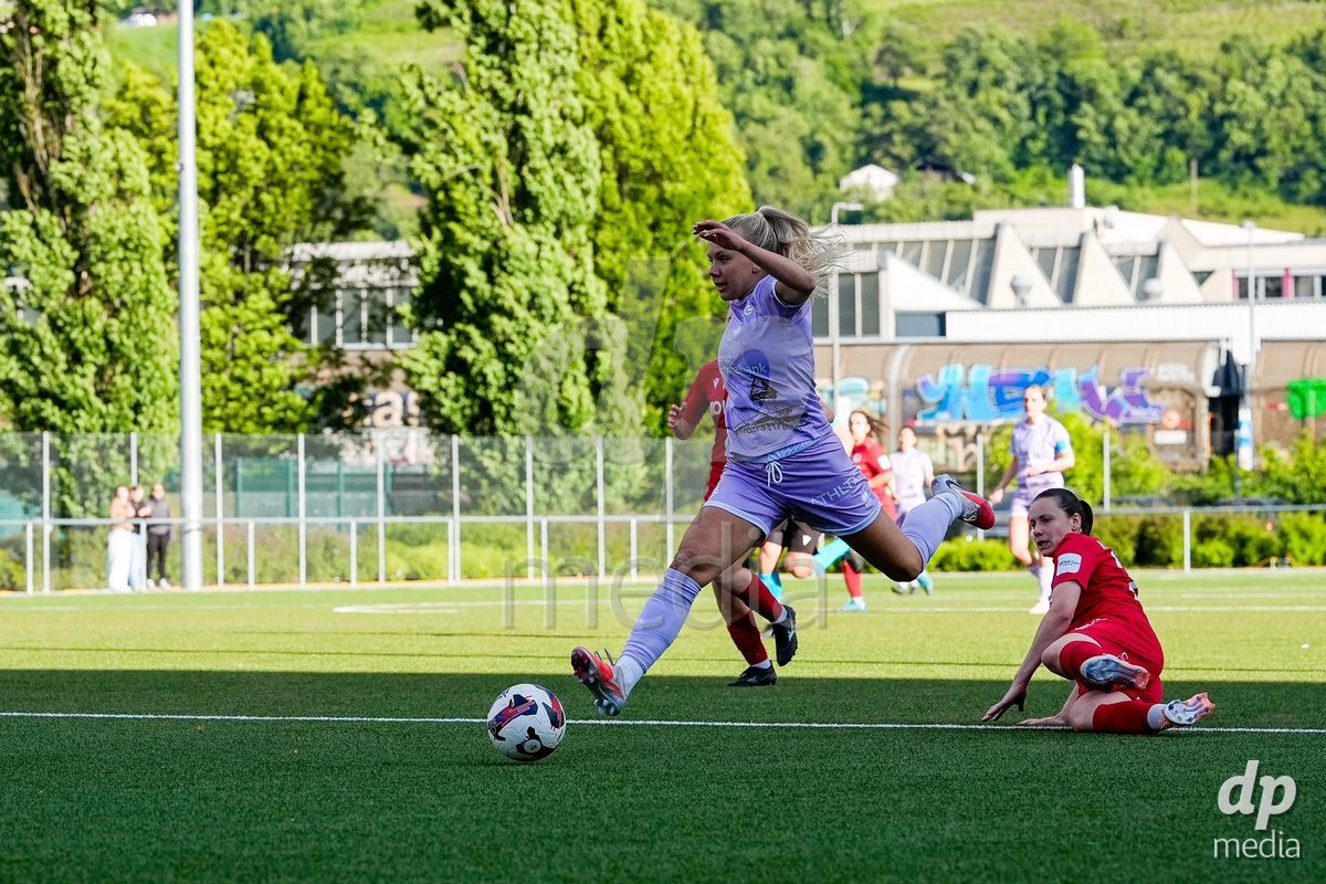 Schweiz: AXA Women's Super League 2025/26, FC Sion Feminin vs FC Luzern - Terrain Synthetique Ancien Stand, Sion: Jennie Marie Egeriis (17 FCL)