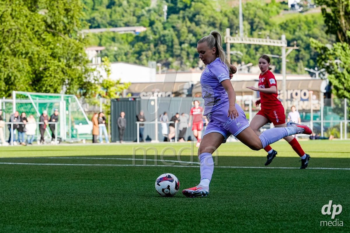 Schweiz: AXA Women's Super League 2025/26, FC Sion Feminin vs FC Luzern - Terrain Synthetique Ancien Stand, Sion: Jennie Marie Egeriis (17 FCL)