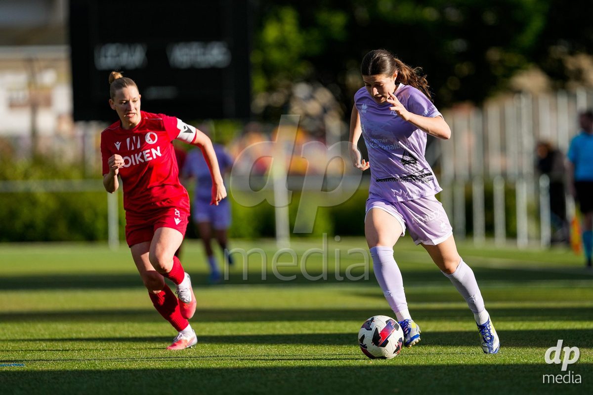 Schweiz: AXA Women's Super League 2025/26, FC Sion Feminin vs FC Luzern - Terrain Synthetique Ancien Stand, Sion: Ramona Schallberger (36 FCL) im Duell mit Ines Aymon (7 FC Sion)