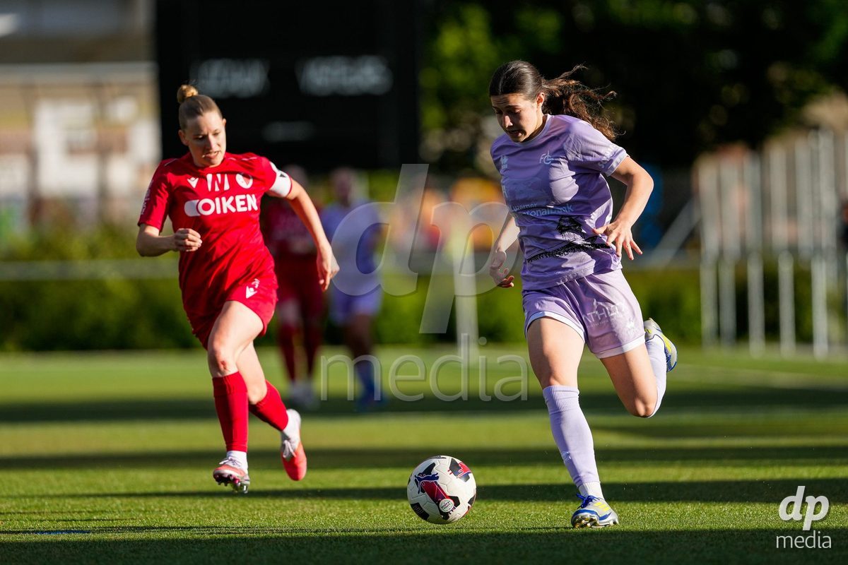 Schweiz: AXA Women's Super League 2025/26, FC Sion Feminin vs FC Luzern - Terrain Synthetique Ancien Stand, Sion: Ramona Schallberger (36 FCL) im Duell mit Ines Aymon (7 FC Sion)