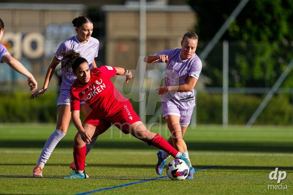 Schweiz: AXA Women's Super League 2025/26, FC Sion Feminin vs FC Luzern - Terrain Synthetique Ancien Stand, Sion: Fiona Sperlich (22 FCL) mit Gentiana Fetaj (9 FCL) gegen Kenza Abidi (26 FC Sion)