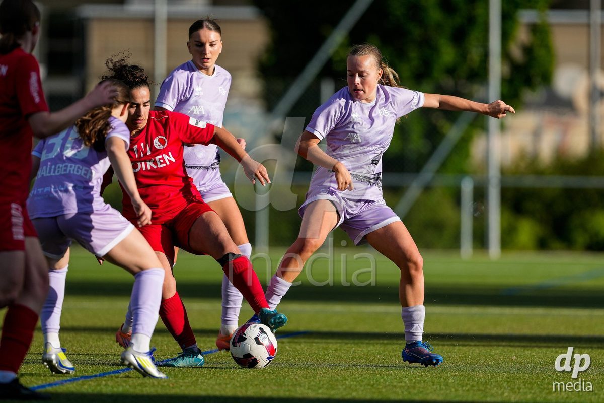 Schweiz: AXA Women's Super League 2025/26, FC Sion Feminin vs FC Luzern - Terrain Synthetique Ancien Stand, Sion: Fiona Sperlich (22 FCL) mit Gentiana Fetaj (9 FCL) gegen Kenza Abidi (26 FC Sion)