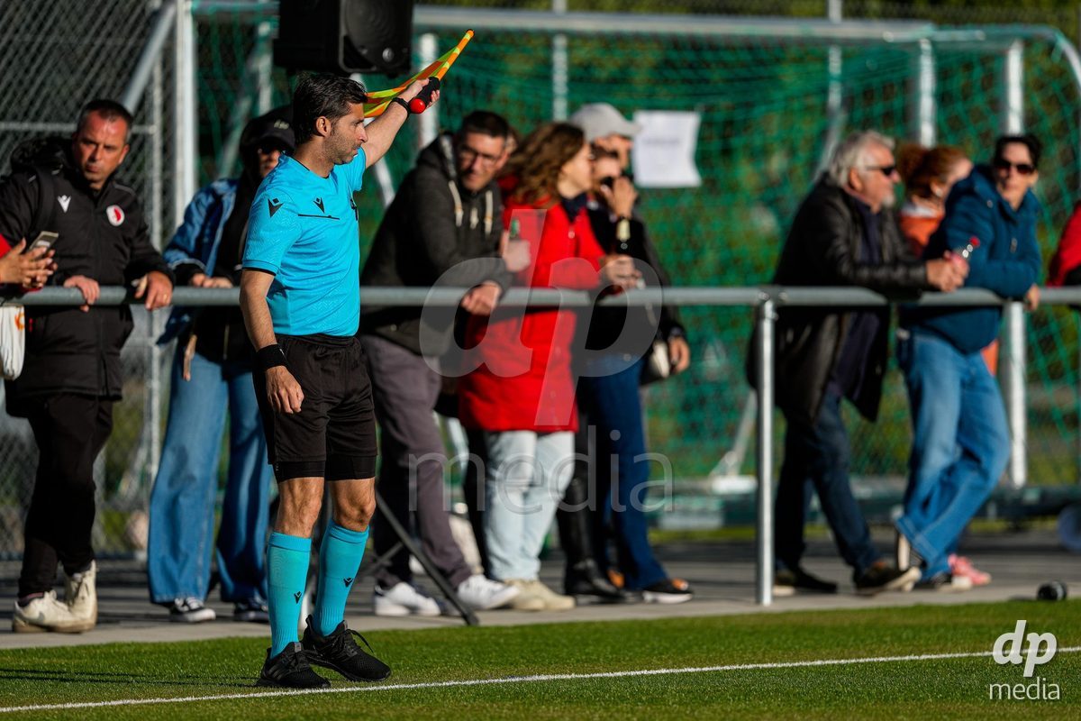 Schweiz: AXA Women's Super League 2025/26, FC Sion Feminin vs FC Luzern - Terrain Synthetique Ancien Stand, Sion: Linienrichter 2 Sergio Moreno Romero