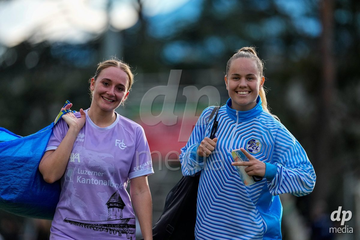 Schweiz: AXA Women's Super League 2025/26, FC Sion Feminin vs FC Luzern - Terrain Synthetique Ancien Stand, Sion: Jamie Kenel (8 FCL) mit Chantal Ruf (10 FCL)