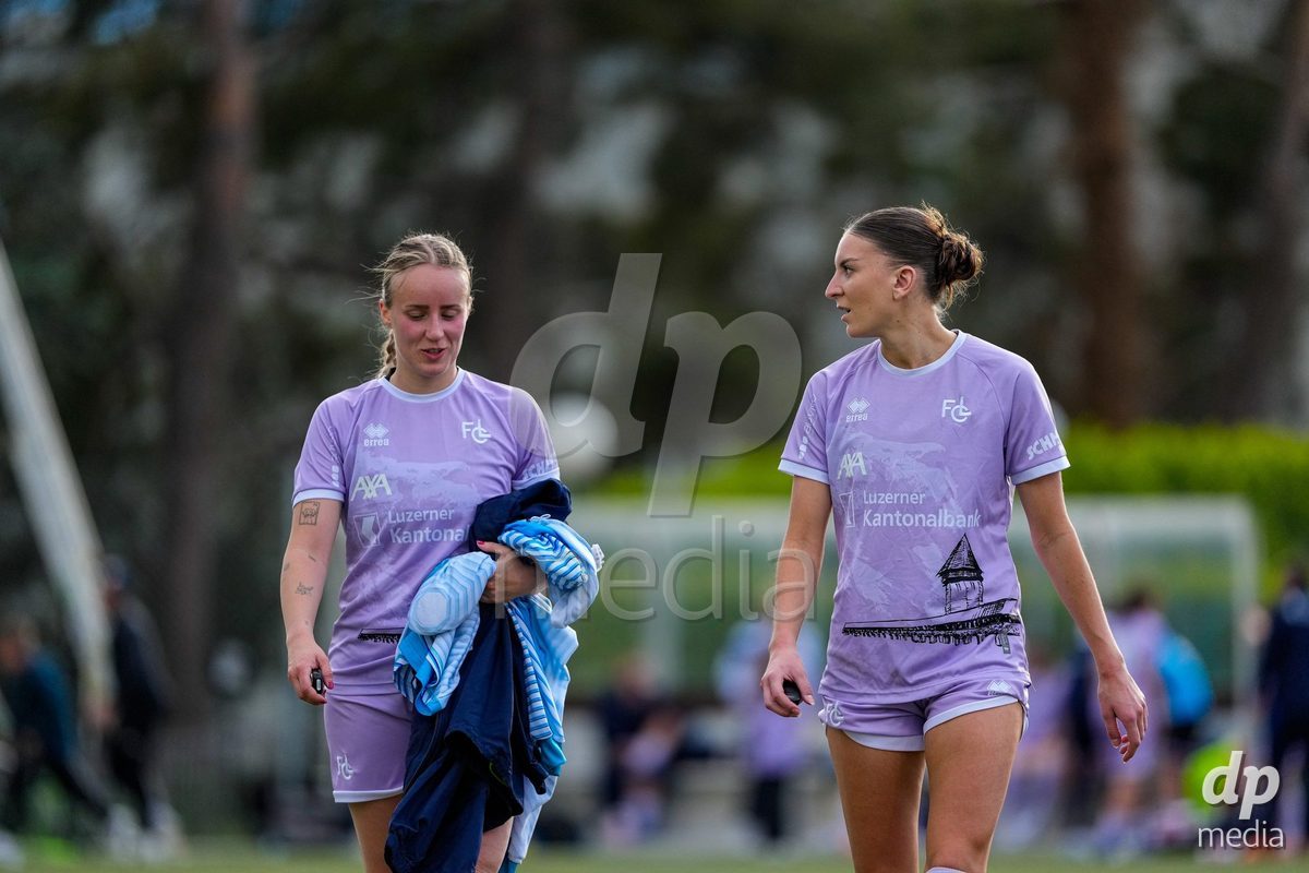 Schweiz: AXA Women's Super League 2025/26, FC Sion Feminin vs FC Luzern - Terrain Synthetique Ancien Stand, Sion: Barbara Reger (16 FCL) mit Gentiana Fetaj (9 FCL)
