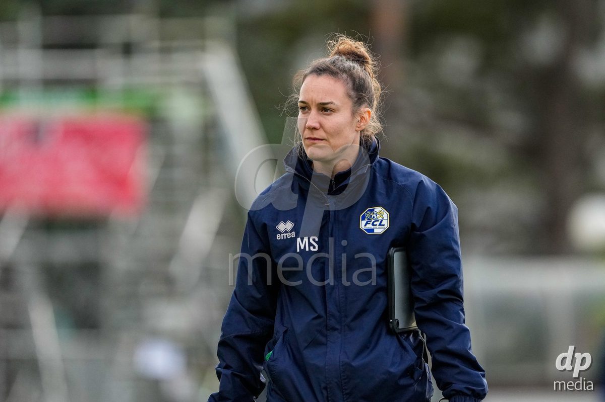 Schweiz: AXA Women's Super League 2025/26, FC Sion Feminin vs FC Luzern - Terrain Synthetique Ancien Stand, Sion: Cheftrainerin Luzia Odermatt (FCL)