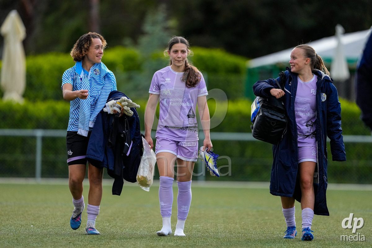 Schweiz: AXA Women's Super League 2025/26, FC Sion Feminin vs FC Luzern - Terrain Synthetique Ancien Stand, Sion: Jil Beetschen (Torhüterin 66 FCL), Fiona Sperlich (22 FCL) mit Ramona Schallberger (36 FCL)
