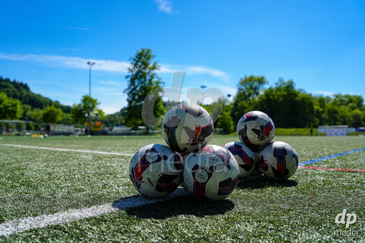 Schweiz: AXA Women's Super League 2025/26, FC Aarau Frauen vs GC Frauenfussball - Sportanlage Schachen, Aarau: Spielbälle vor dem Spiel