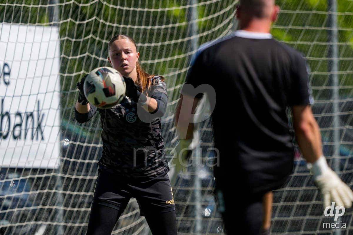 Schweiz: AXA Women's Super League 2025/26, FC Aarau Frauen vs GC Frauenfussball - Sportanlage Schachen, Aarau: Yara Zwyssig (Torhüterin 41 Grasshoppers) beim Aufwärmen vor dem Spiel