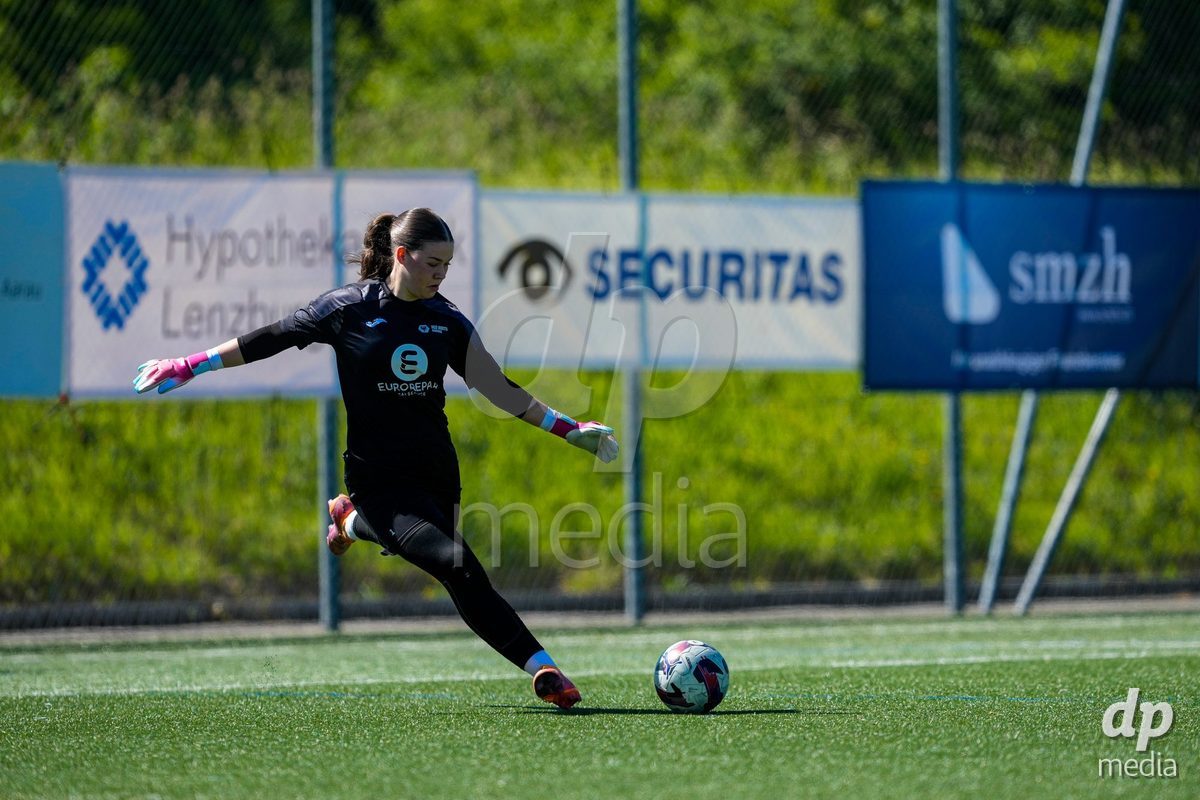 Schweiz: AXA Women's Super League 2025/26, FC Aarau Frauen vs GC Frauenfussball - Sportanlage Schachen, Aarau: Lorena Barth (Torhüterin 1 FC Aarau) beim Aufwärmen