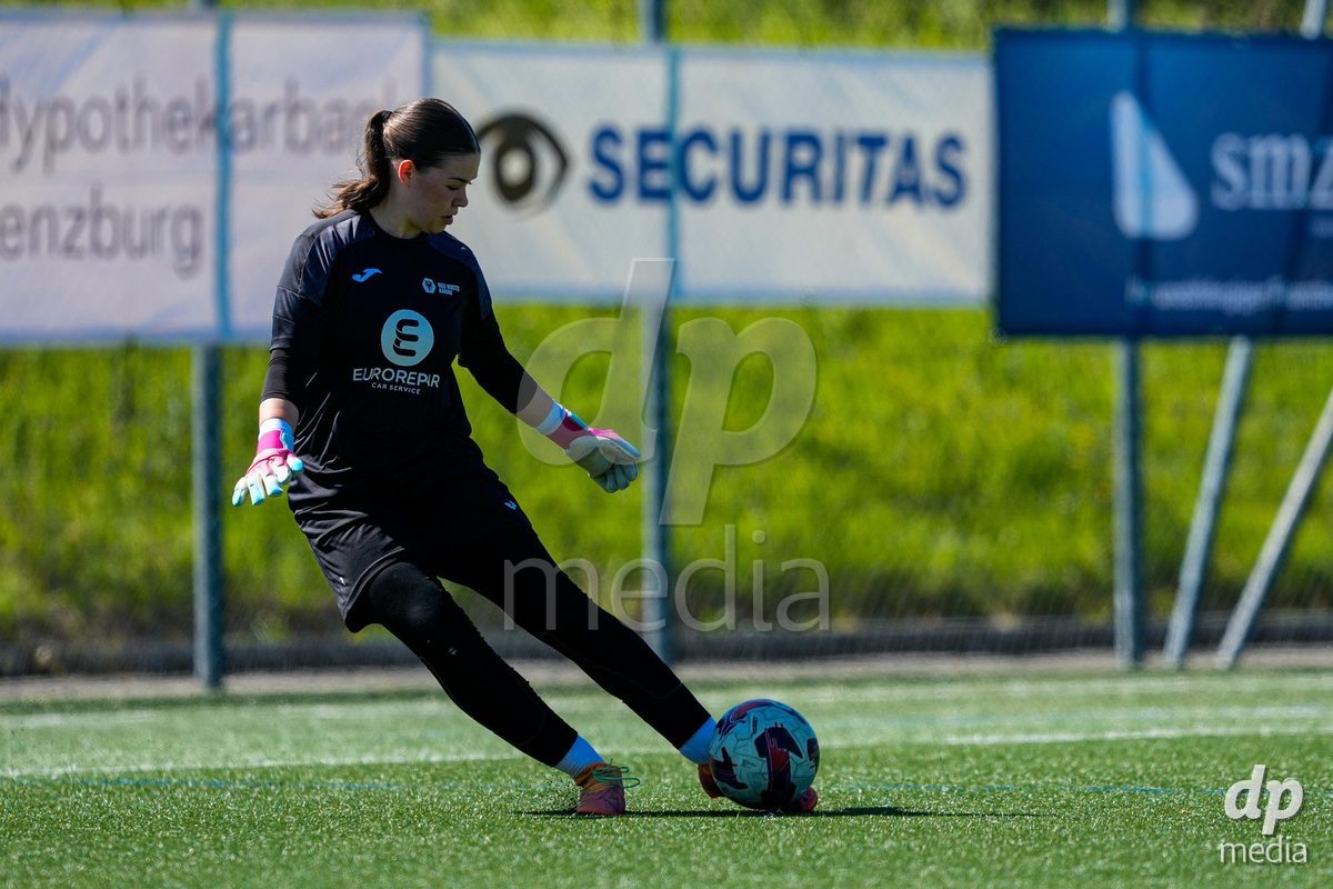 Schweiz: AXA Women's Super League 2025/26, FC Aarau Frauen vs GC Frauenfussball - Sportanlage Schachen, Aarau: Lorena Barth (Torhüterin 1 FC Aarau) beim Aufwärmen