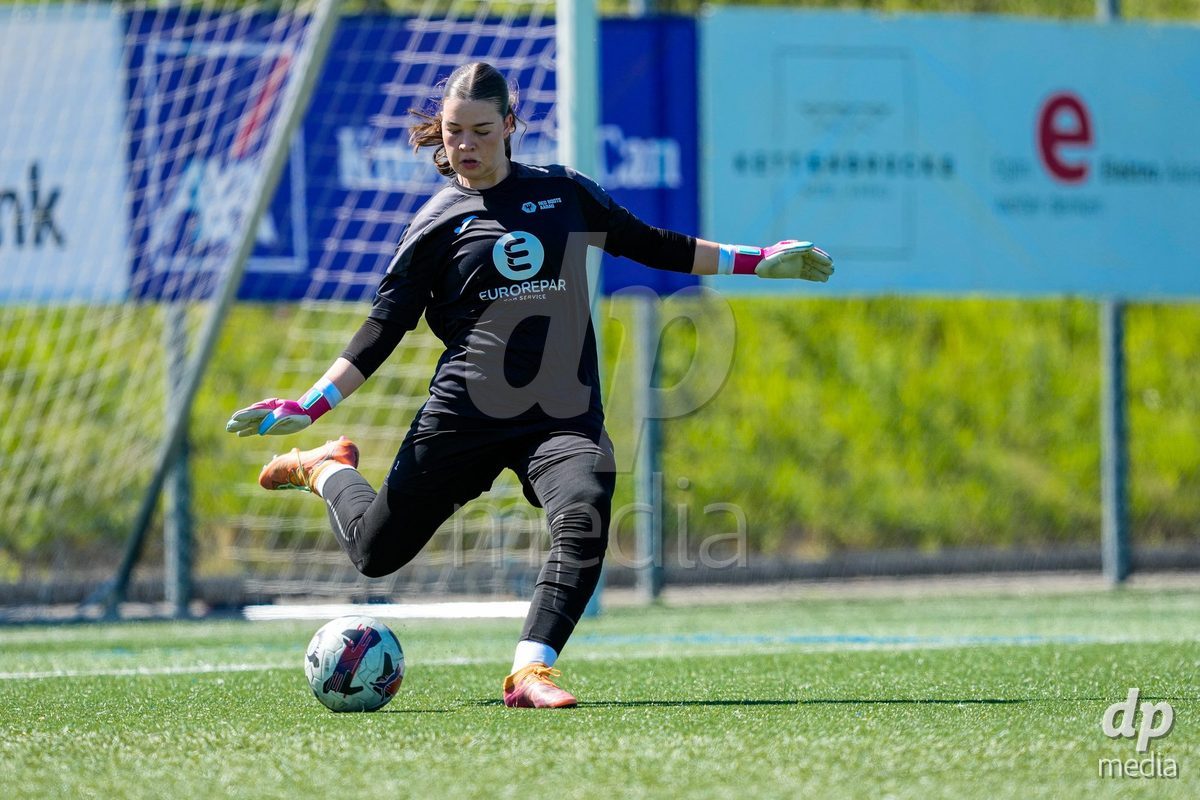 Schweiz: AXA Women's Super League 2025/26, FC Aarau Frauen vs GC Frauenfussball - Sportanlage Schachen, Aarau: Lorena Barth (Torhüterin 1 FC Aarau) beim Aufwärmen