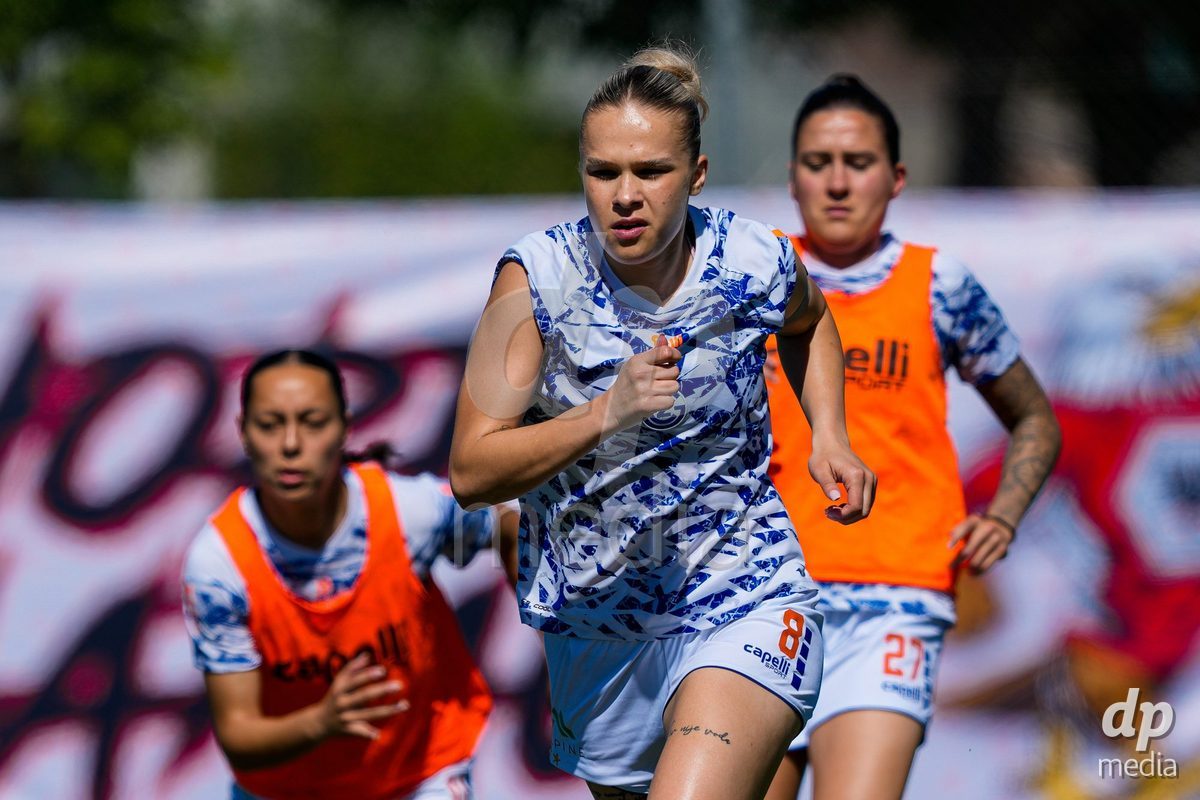 Schweiz: AXA Women's Super League 2025/26, FC Aarau Frauen vs GC Frauenfussball - Sportanlage Schachen, Aarau: Ella Ljustina (8 Grasshoppers) beim Aufwärmen
